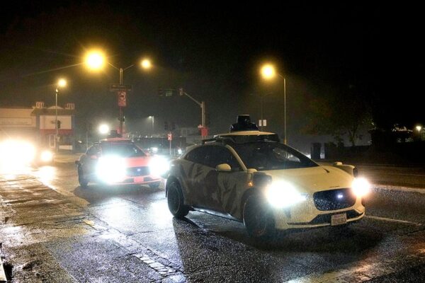 San Francisco power outage puts 130,000 in the dark, as self-driving car service stops vehicles in the street