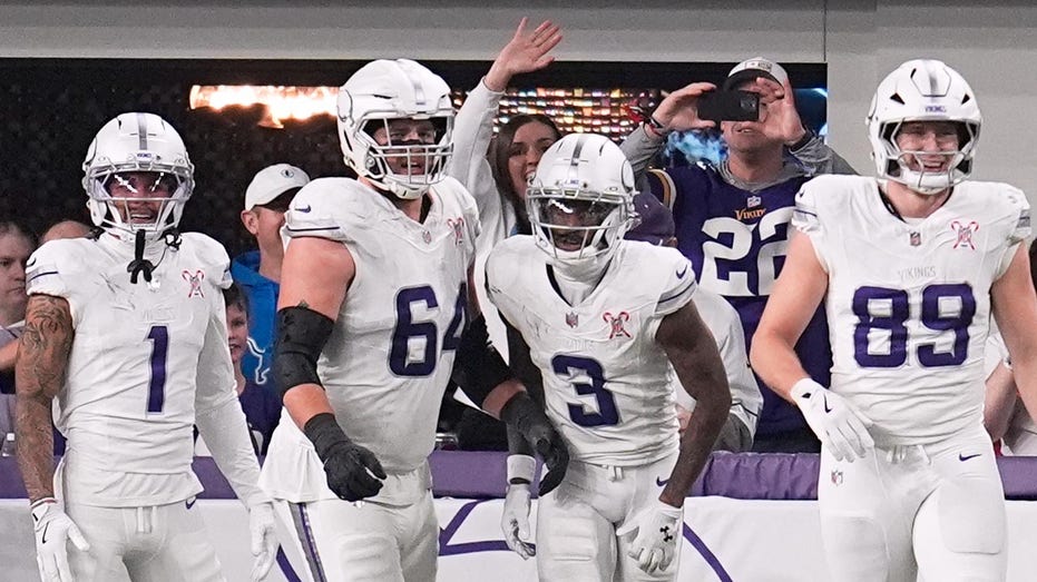 Vikings squash Lions' playoff chances on Christmas Day, force 6 turnovers