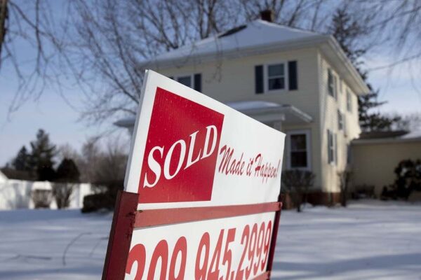 Home sales rise, wages improve as White House builds midterm economic case
