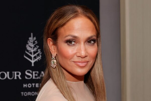 Jennifer Lopez Keeps Wearing This Winter-Perfect Cardigan Style — Shop 18 Lookalikes