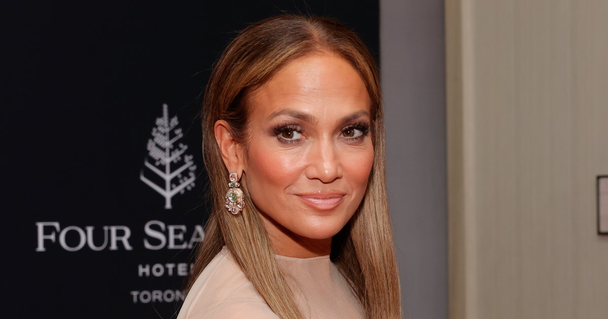 Jennifer Lopez Keeps Wearing This Winter-Perfect Cardigan Style — Shop 18 Lookalikes