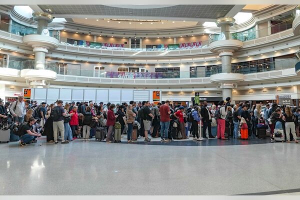 Frustrated passengers lash out at long TSA lines; GOP messages to 'thank a Democrat'