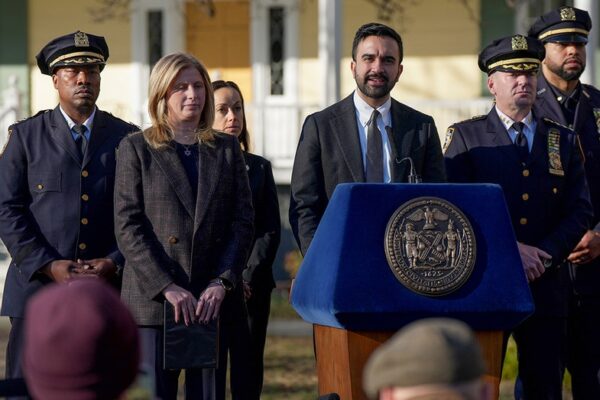 Hero NYPD officers honored for foiling alleged ISIS-inspired terror plot near Gracie Mansion
