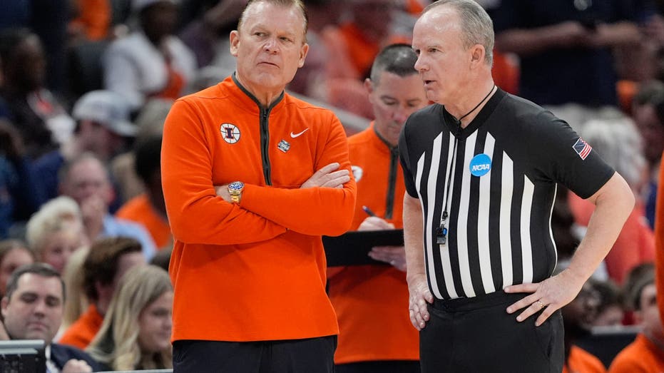 Illinois knocks off Iowa to reach Final Four after buzzer malfunction delay