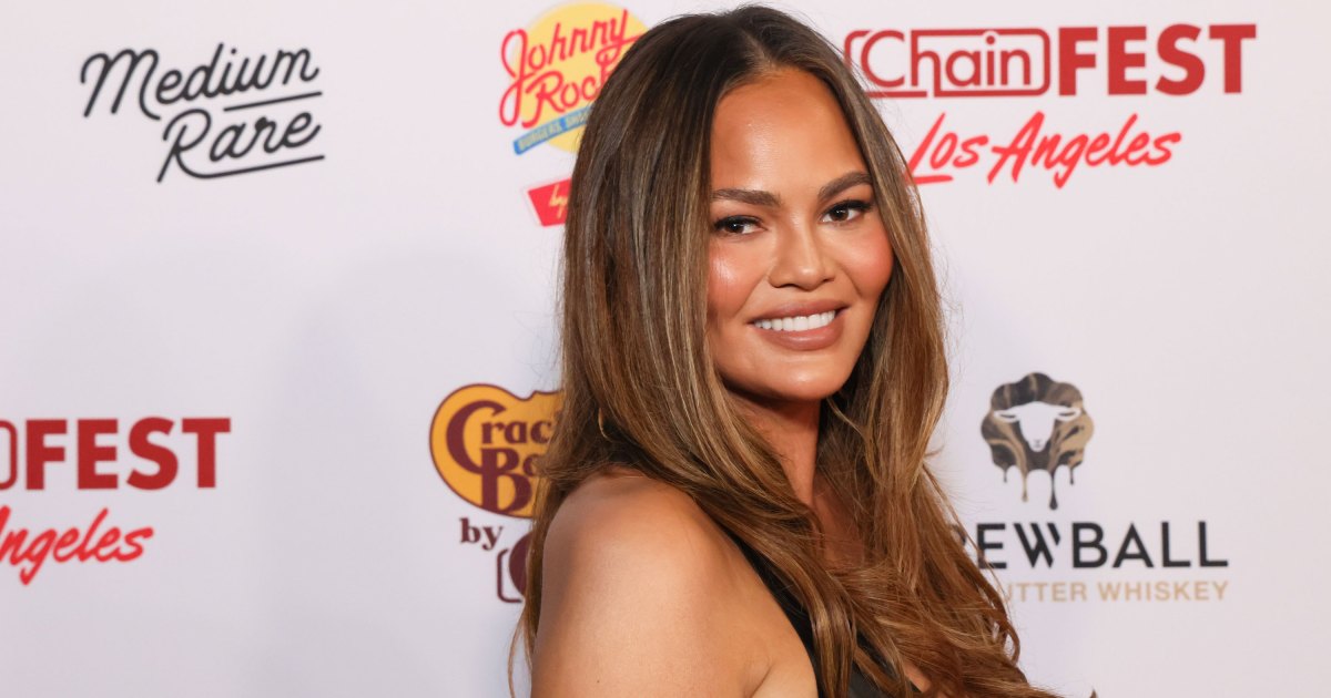 Chrissy Teigen Wore the Oddly Flattering Jeans That Are Perfect for Warm Weather