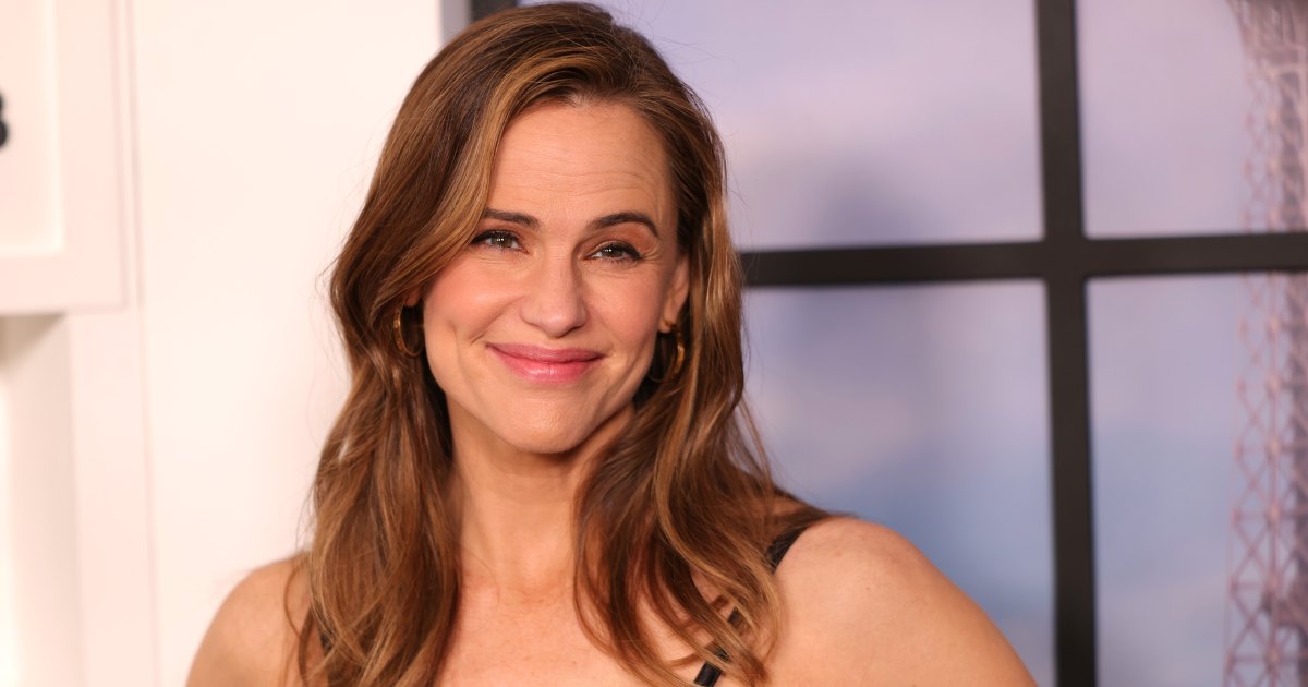 Jennifer Garner Wore a Cardigan That Makes Everyone Look California-Rich