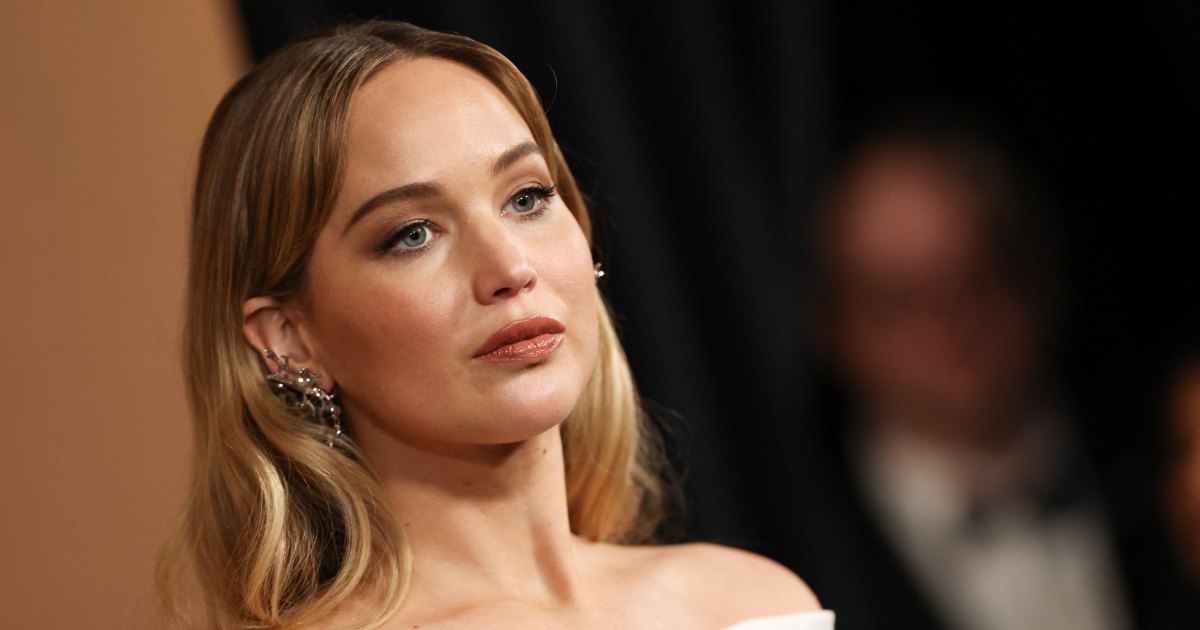 Jennifer Lawrence's Denim 'Shacket' Is an Effortless Spring Outfit Hack
