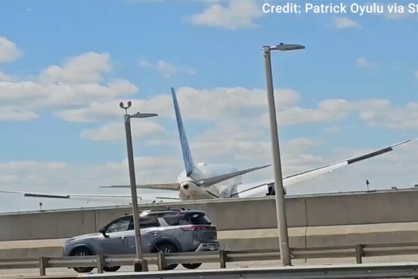 United flight carrying 221 passengers hits pole and truck on approach to Newark