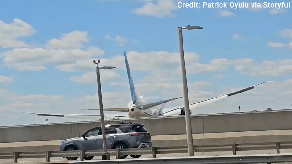 United flight carrying 221 passengers hits pole and truck on approach to Newark